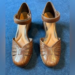 NURTURE women’s comfort sandals; padded insole; 9.5; leather upper rubber sole